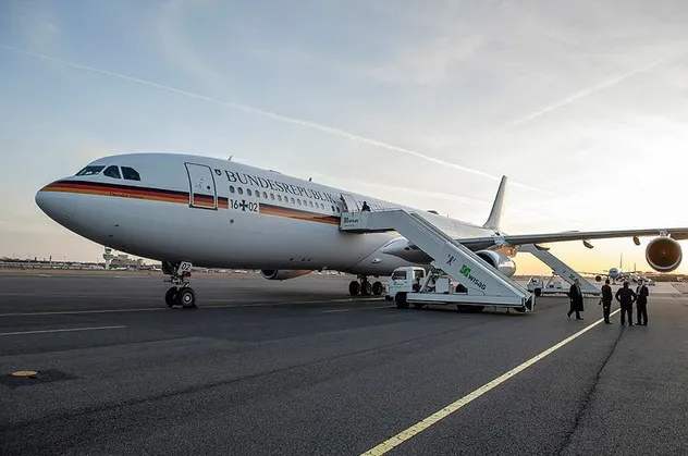 Merkel'in uçağı Köln'e acil iniş yaptı