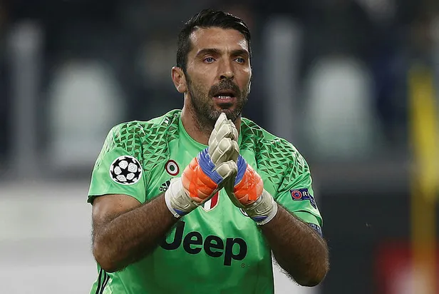 İtalya'nın efsane kalecisi Buffon Juventus'a geri döndü-1