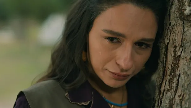 Üzüm annesinin mezarını ziyaret ediyor! Bir Zamanlar Çukurova 54. bölüm