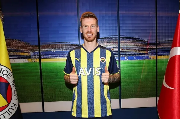 Fenerbahçe ara transfer döneminde kadrosuna kattığı Serdar Aziz’in sözleşmesini 3 yıl daha uzattı