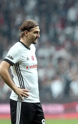 Beşiktaş ikiye bölündü
