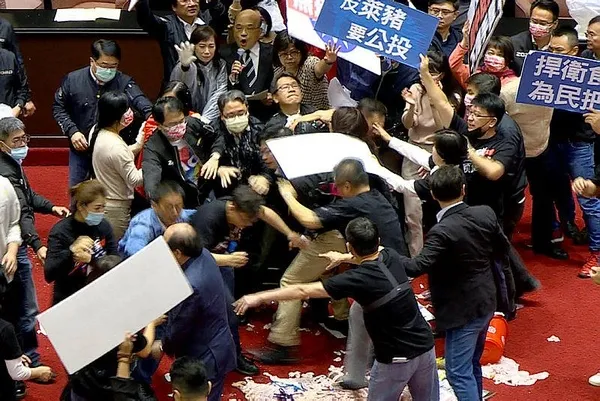 Tayvan'da iğrenç olay! Mecliste kavga çıktı bağırsaklar havada uçuştu-3