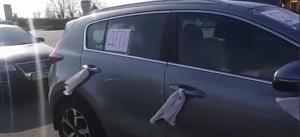 Kadın, çocuk, yaşlı... Kiev'deki tahliye koridorlarından sivillerin geçişi devam ediyor! Araçlarda dikkat çeken yazı-9