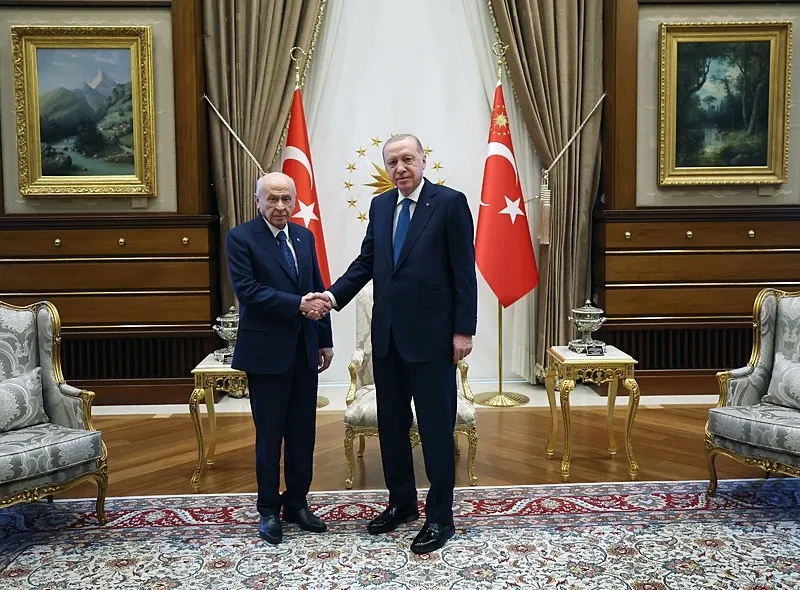 kulliyede-cumhur-zirvesi-baskan-erdogan-mhp-lideri-devlet-bahceliyi-kabul-etti-terorsuz-turkiye-surecinin-en-k-1777562709598.jpeg Külliye'de Cumhur Zirvesi sona erdi! Başkan Erdoğan MHP lideri Devlet Bahçeli'yi kabul etti: Terörsüz Türkiye sürecinin en kritik aşaması masada-3
