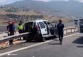 Otomobil bariyerlere saplandı: 2 ölü!