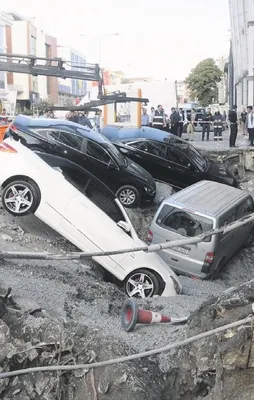 Yol çöktü, 6 araç çukura düştü