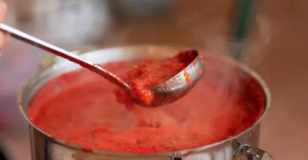 Sakın saatlerce kaynatmayın! 1 saatte meşhur biber salçası tarifi..
