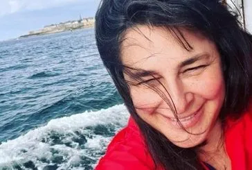 Esra Dermancıoğlu en doğal haliyle deniz kenarından paylaştı!