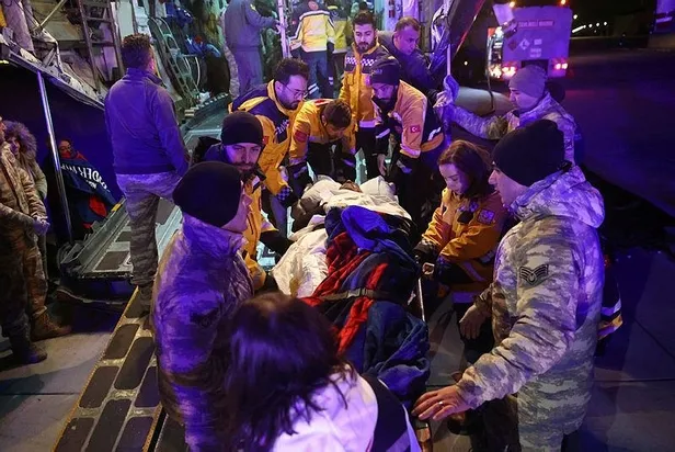 Depremde yaralanan 47 kişi daha askeri kargo uçağı ile İstanbul’a getirildi-5
