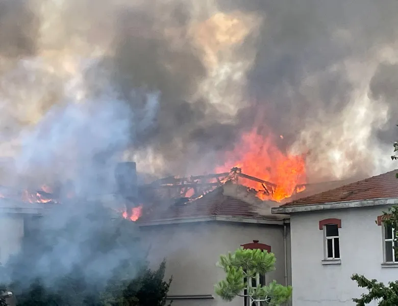 Balıklı Rum Hastanesi’nde yangın! Dumanlar gökyüzüne yükseldi! Hastalar tahliye edildi