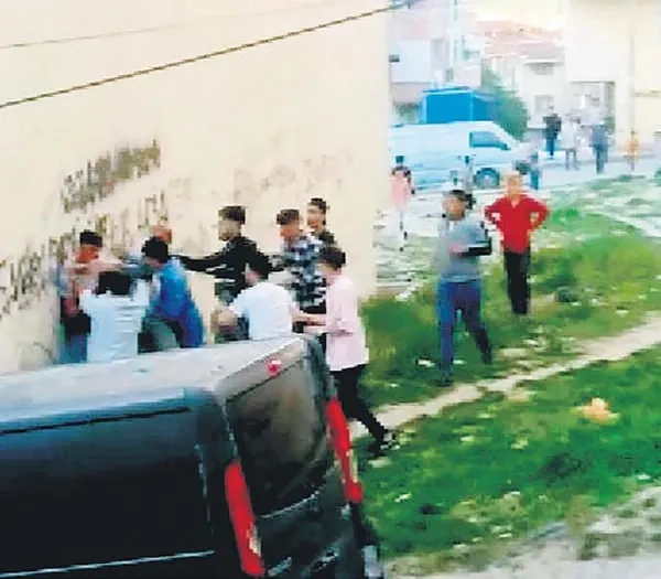 İstanbul'da ilginç olay! Arbedeye aldırış etmeden dürüm yedi (Yaşam haberleri)-2