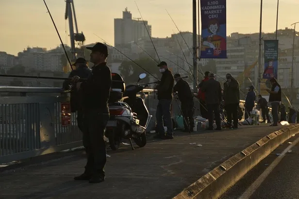 Hafta sonu kısıtlama olmayınca vatandaş soluğu Unkapanı Köprüsü'nde aldı!-1