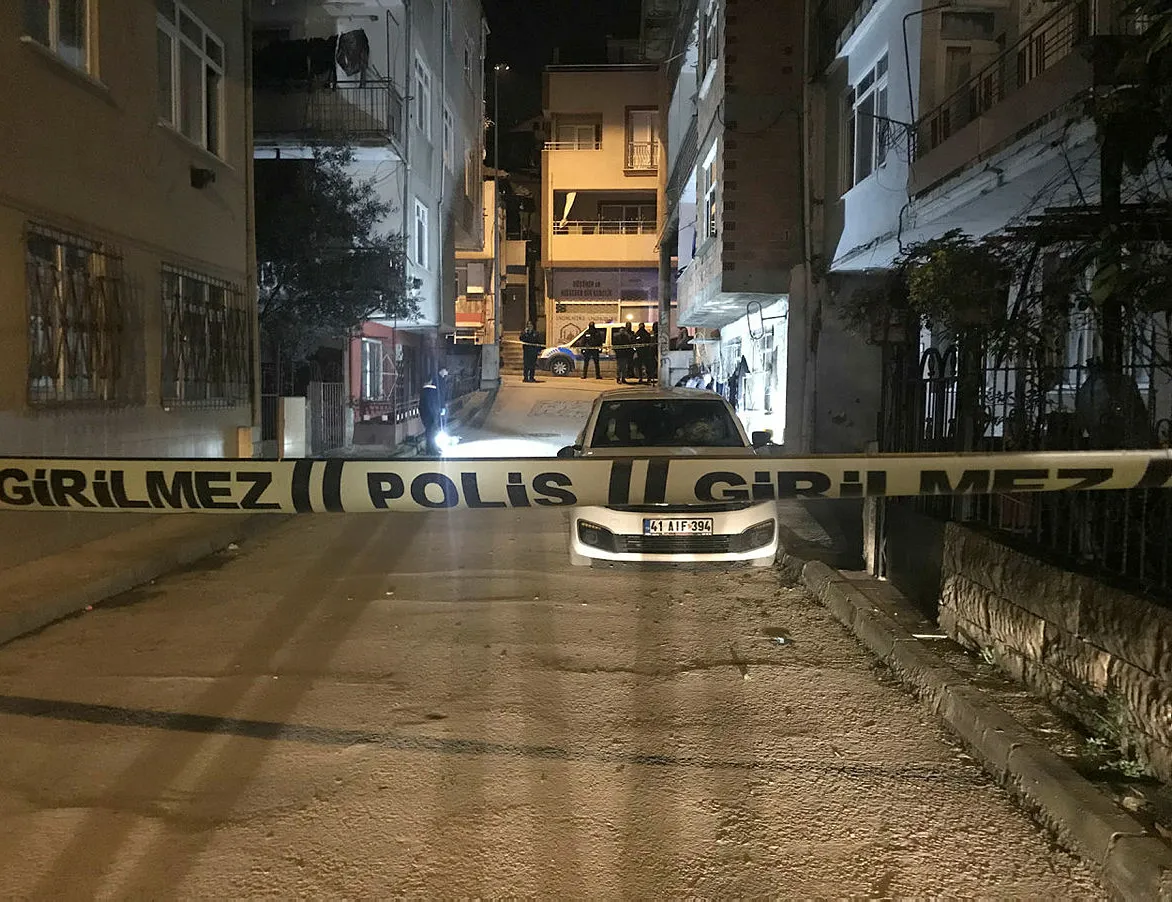 Sokak ortasında silahla vuruldu
