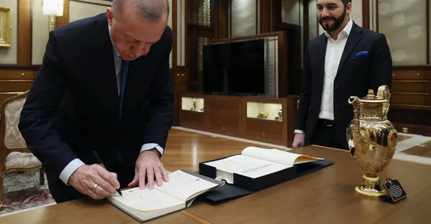 Başkan Erdoğan El Salvador Cumhurbaşkanı Nayib Bukele'ye kitap hediye etti