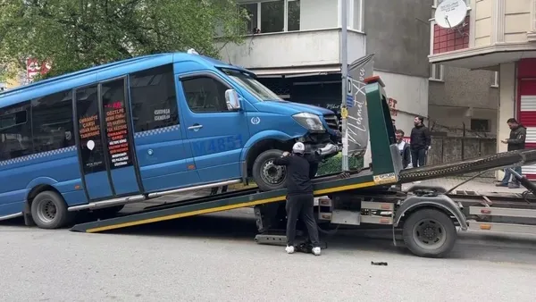 1649852224432.jpg Sürücü rahatsızlandı! Kontrolden çıkan araç minibüs ve cipe çarptı! Yer: Ümraniye-2