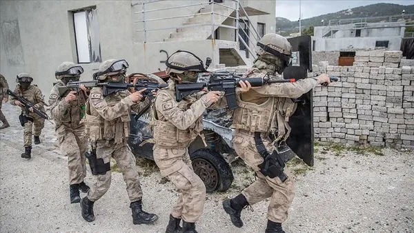 son-dakika-kilise-yapilan-roketli-saldirinin-hesabi-soruluyor-ihalar-buldu-komandolar-etkisiz-hale-getirid-1616408518947.jpg SON DAKİKA: Kilis'e yapılan roketli saldırının hesabı soruluyor! İHA'lar buldu! Komandolar etkisiz hale getirdi-4