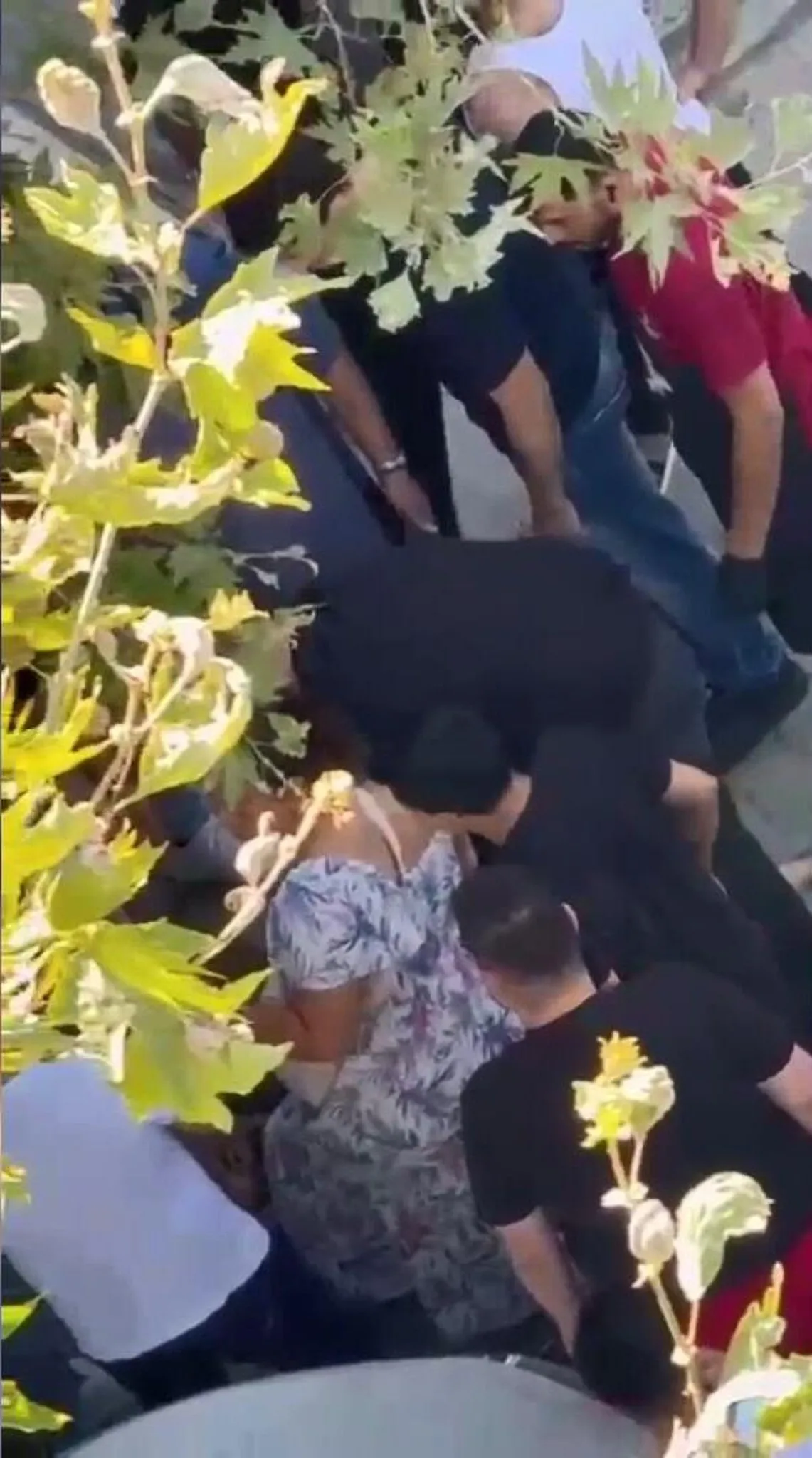 1784210492313.jpeg Beylikdüzü'nde park yeri kavgası! Yumruklar havada uçuştu, 1 kişi yaralandı-3