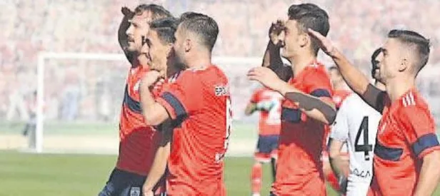 Gol atıp polise koştular