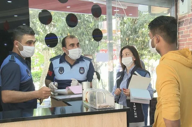 İstanbul Bahçelievler'de Kovid-19 tedbirlerine uymayan 2 berber mühürlendi