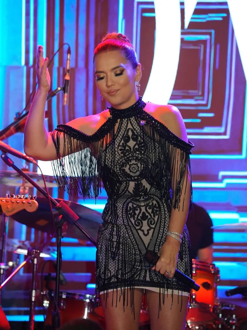 demet-akalin-ve-blok3-baristi-3-tane-gul-yolladi-1768820322793.jpg Demet Akalın ve Blok3 barıştı: 3 tane gül yolladı-3