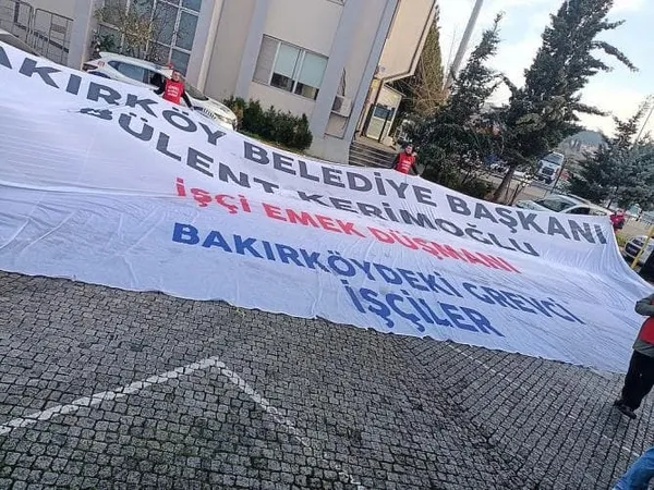 bakirkoy-belediyesinde-63-gundur-grevde-olan-isciler-15-temmuz-sehitler-koprusune-pankart-astilar-1640514184718.jpg Bakırköy Belediyesi'nde 63 gündür grevde olan işçiler 15 Temmuz Şehitler Köprüsü'ne pankart astılar-4