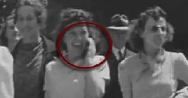 86 Yıllık Karedeki Sır Perdesi Aralandı! Fotoğraftaki Kadın 1938 Yılında Telefonla mı Konuşuyor?