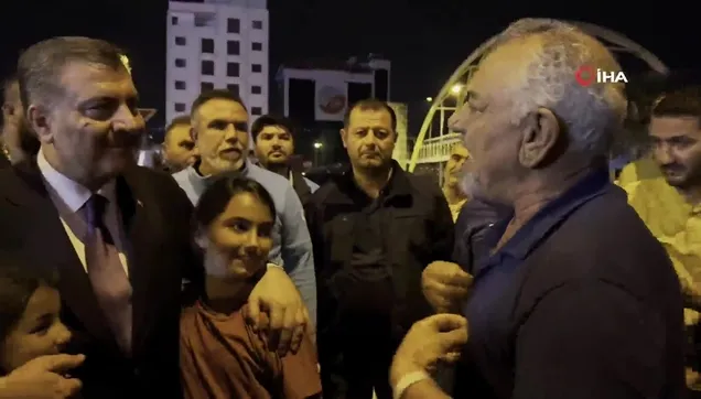 Bakan Koca'yı karşısında gören depremzede: "Bakanım artık uyuyun siz bize lazımsınız"