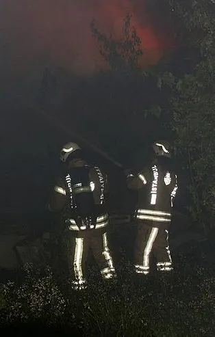 Son dakika: İstanbul'da iki katlı işyeri alevlere teslim oldu