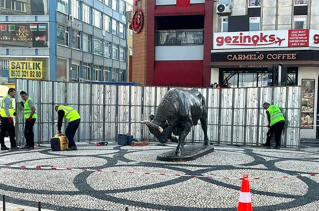 Kadıköy'ün simgesi Boğa Heykeli bakıma alındı
