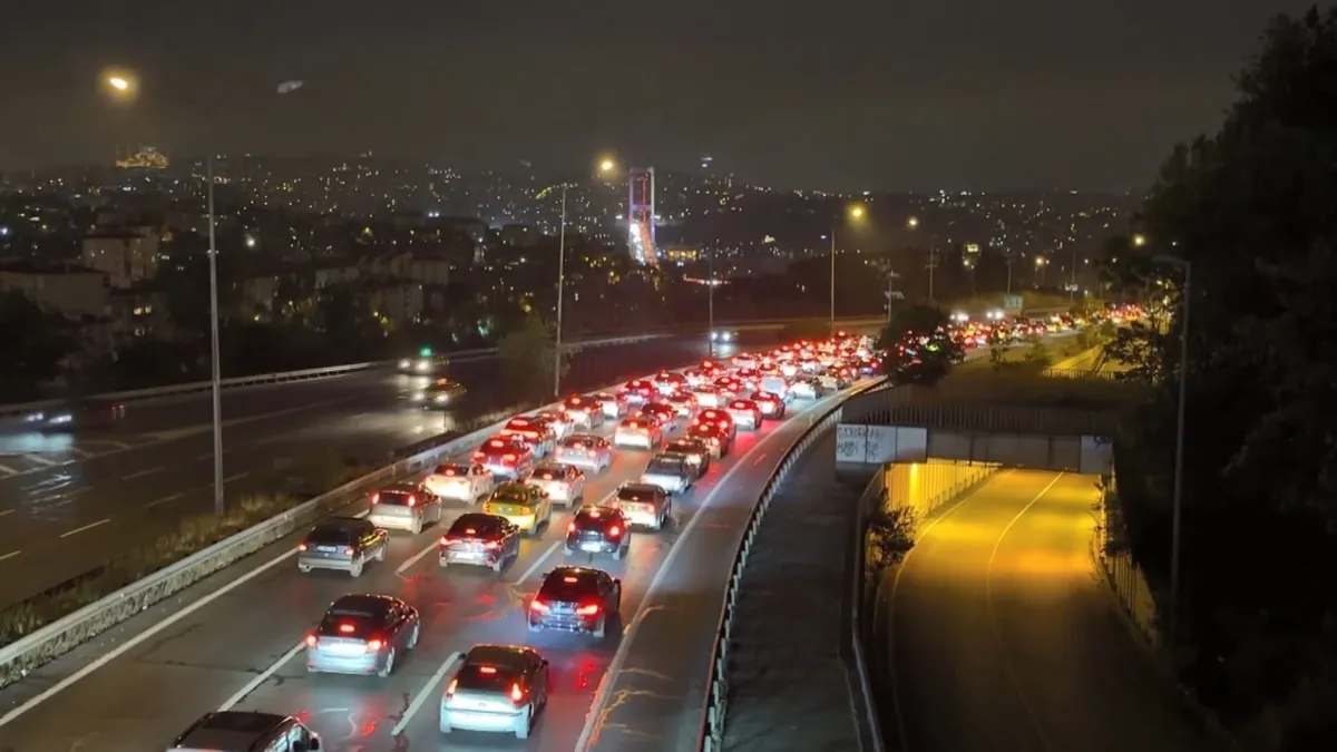 1779515168491.jpeg Bayram tatili yoğunluğu köprü ve otoyollara yansıdı: Trafik durma noktasına geldi-4
