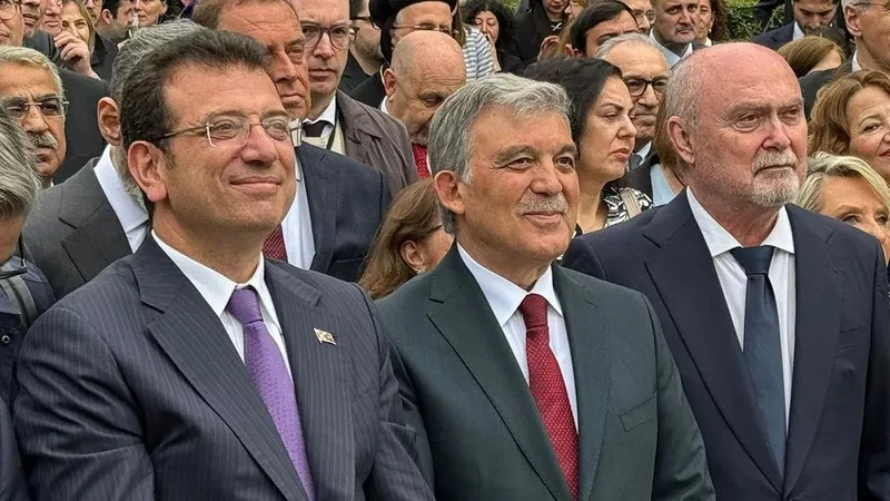 yeni-6li-masa-mi-abdullah-gul-ekrem-imamoglu-ve-demli-mithat-sancar-steinmeierin-doner-kesme-toreninde-bulustu-1714025974328.jpeg
