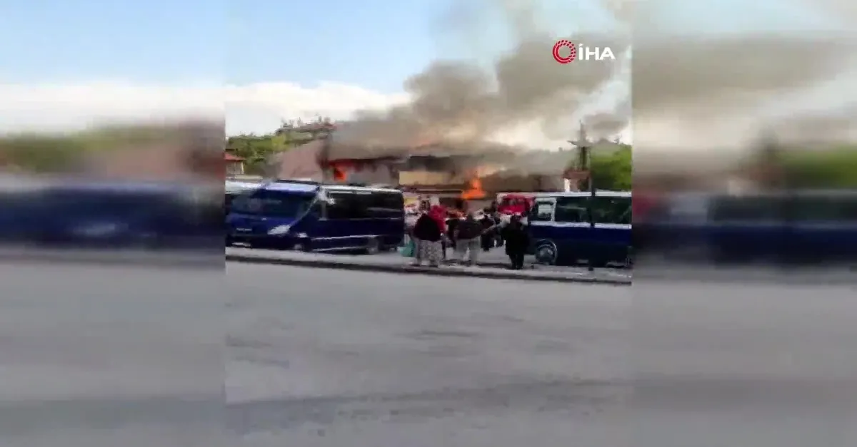 Başkent'te iki katlı ahşap bina yandı