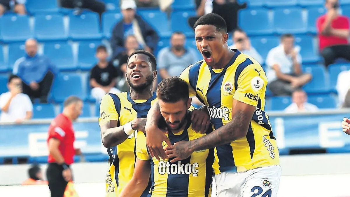 Fenerbahçe, Kasımpaşa'yı 2-0 mağlup ederek ligde üst üste 10. galibiyetini elde etti
