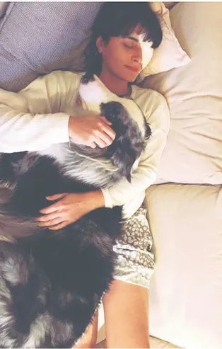 Aslıhan Gürbüz kedisinin azizliğine uğradı