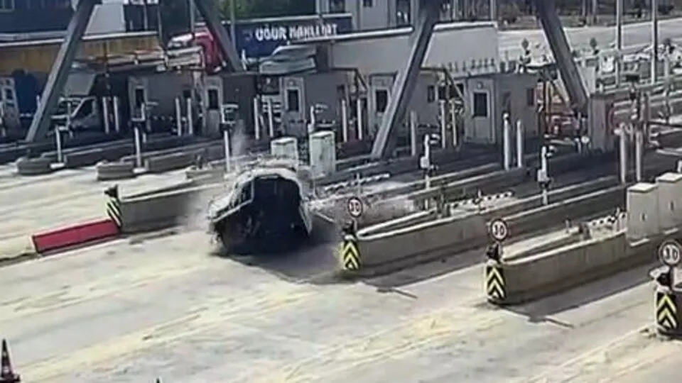 patoloji-asistani-beyzanin-oldugu-kaza-kamerada-1776692501810.jpeg İki gişe arası facia! Menderes'te patoloji asistanı Beyza'nın öldüğü kaza kamerada-5