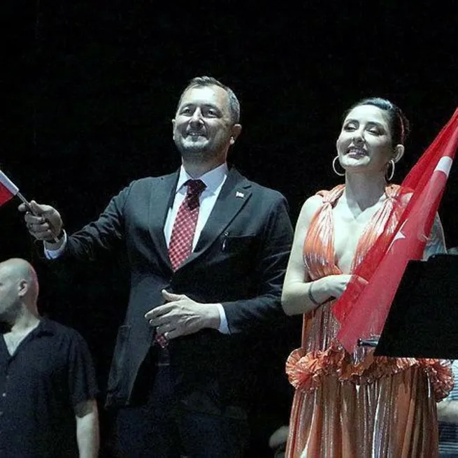 Milletin iradesine hakaret eden Melek Mossoyu baş tacı etmişti! Süleymanpaşa Belediye Başkanı Cüneyt Yüksel görevden alındı