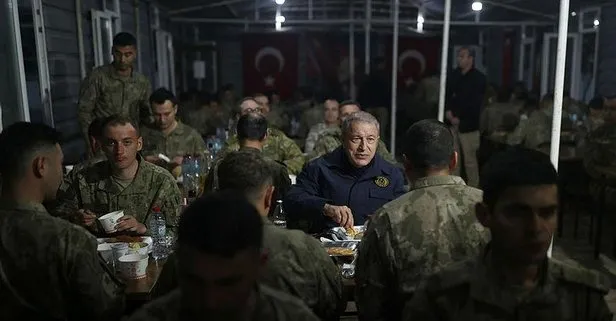 Milli Savunma Bakanı Hulusi Akar Hatay’da! Deprem bölgesinde Mehmetçik ile ilk iftar