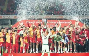 Cimbom Trabzon’u yenerek Türkiye Kupası’nı kaldırdı!