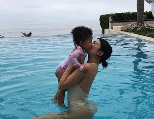 Eleştirilerin odağındaki isim Kylie Jenner ile kızı Stormi’nin havuz keyfi!