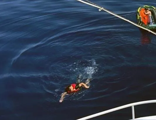 Düzensiz göçmenler yolcu feribotuna sığındı