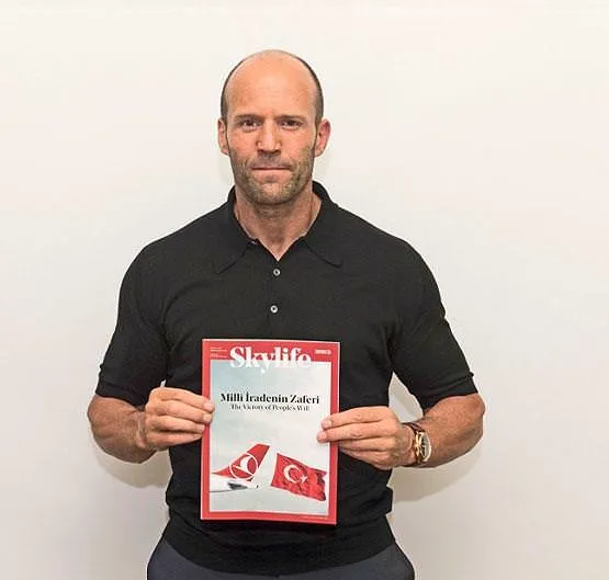 Ünlü oyuncu Jason Statham'dan 'milli irade' fotoğrafı-1