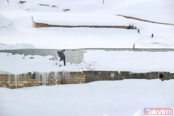 Kar kalınlığı 2 metreyi aştı! Van'ın köylerinde 'beyaz esaret' yaşanıyor - 15