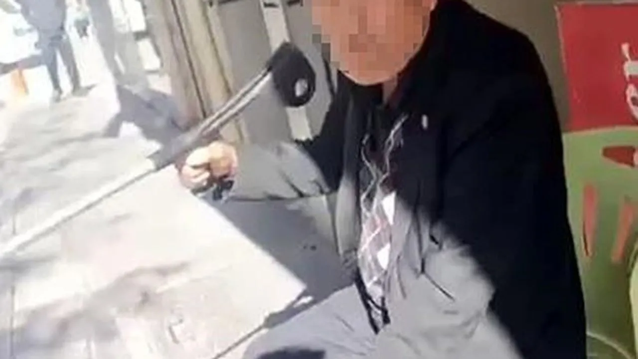 Kiracısını koltuk değneğiyle dövdü