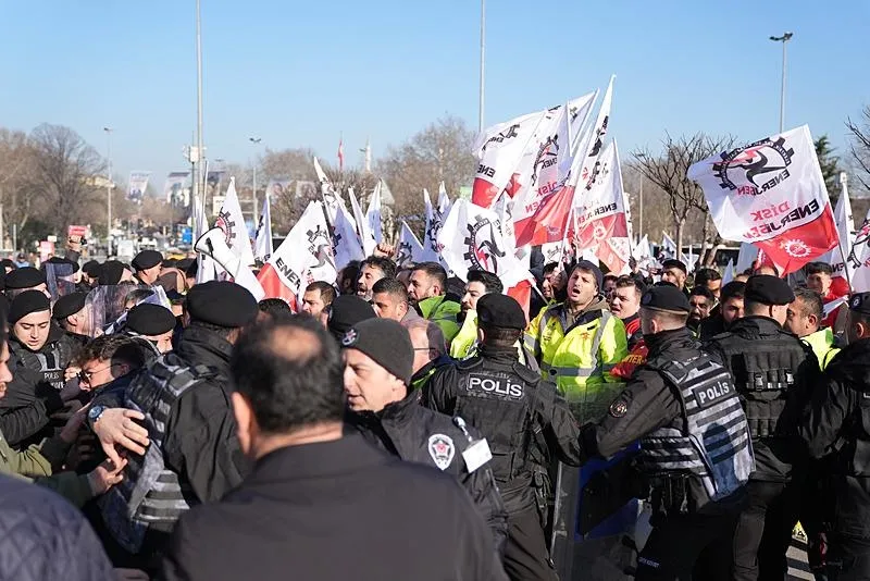 Enerji işçilerinden CHP'li İBB yönetimine "maaş zammı" protestosu: "Bizden çaldıklarınızı geri verin"-3