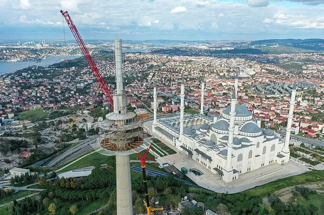 Çamlıca Tepesi'nde kalan son kule olan TRT kulesinin de sökümüne başlandı