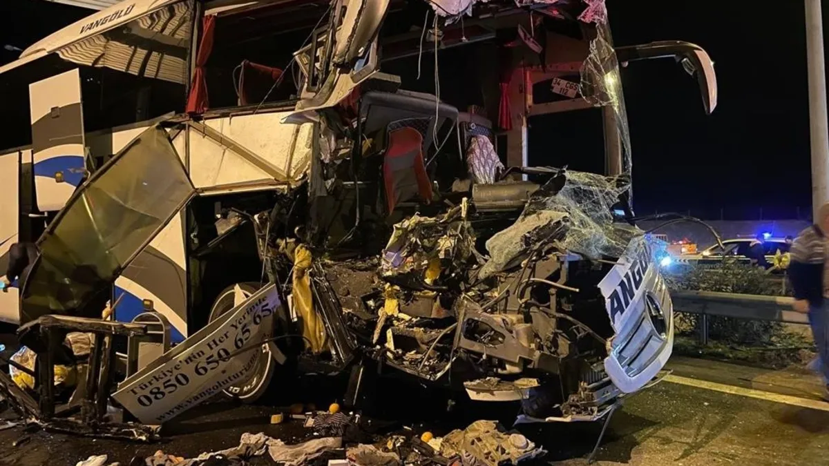 TAG Otoyolu'nda korkunç kaza: 1 ölü çok sayıda yaralı... TIR ve otomobil kül oldu!