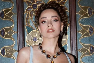 Ünlü oyuncu Özge Özacar gönlünü iş insanı Oğuz Özmen'e kaptırdı! Sevgilisini öpücüklere boğdu