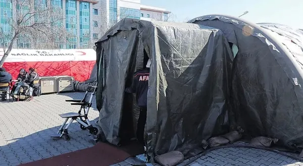 bakan-koca-duyurmustu-depremzedelerin-imdadina-sahra-hastaneleri-yetisti-1676011403713.jpeg Depremzedelerin imdadına sahra hastaneleri yetişti!-2