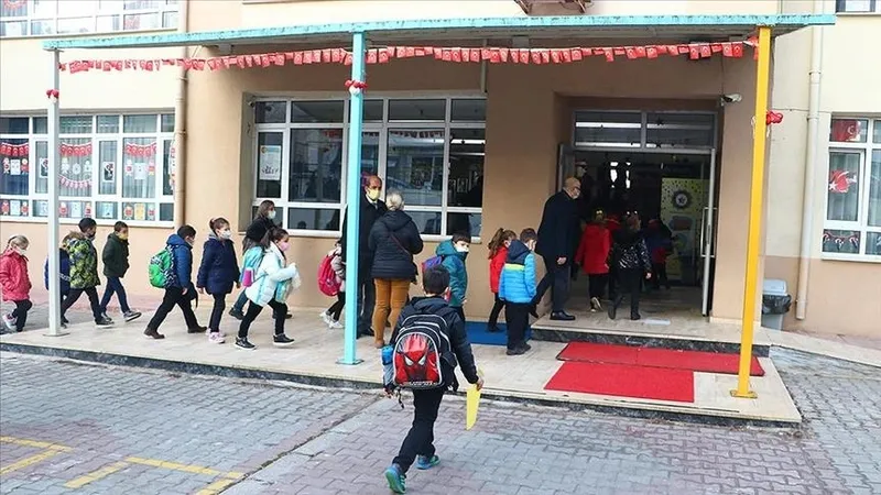 meb-noktayi-koydu-yaz-tatili-suresi-kisaliyor-mu-1723020611398.jpeg MEB noktayı koydu: Yaz tatili süresi kısalıyor mu?-3