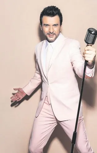 Gökhan Tepe 'Yılın En İyi Erkek Sanatçısı' ödülünü aldı